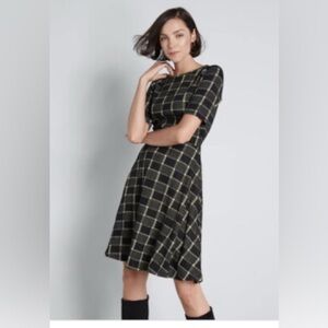 ModCloth Just In Time Sweater Dress Black & Gold Plaid Size M | Geometric Knit